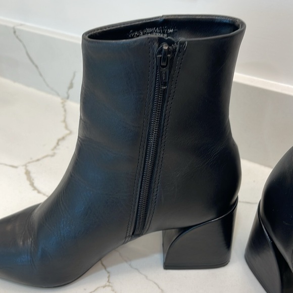 Women’s black boots - Picture 2 of 5